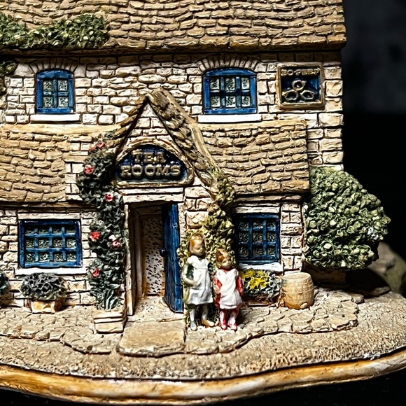 Lilliput Lane | Bo Peep Tea Room | English Tea Room Collection - Picture 4 of 13